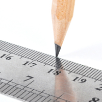An ein Lineal mit Zentimeter und Inch wird senkrecht ein Bleistift bei 17,7 cm angesetzt.